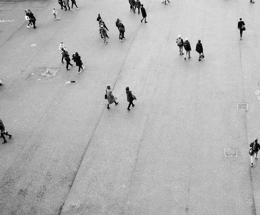 Les gens marchant